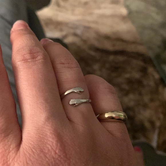 ✨FREE with Purchase✨ Adjustable Hugging Ring - Picture 2 of 4